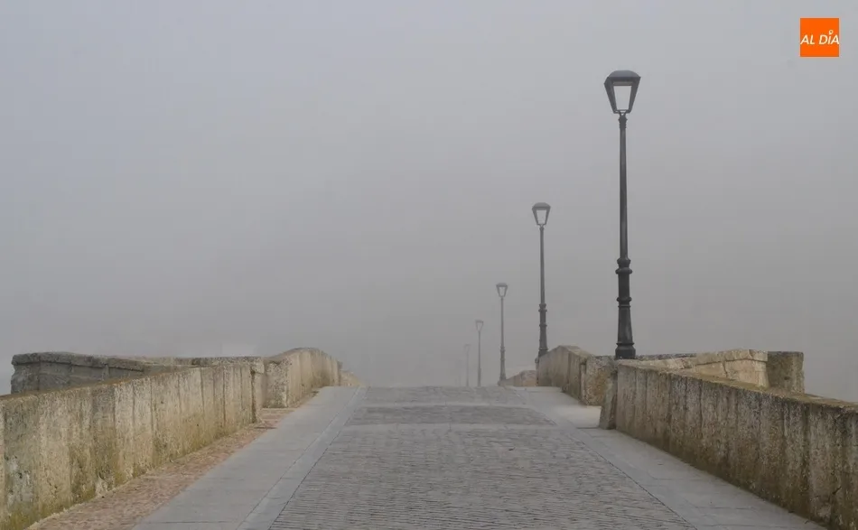 Miróbriga arranca la semana envuelta en una intensa niebla  