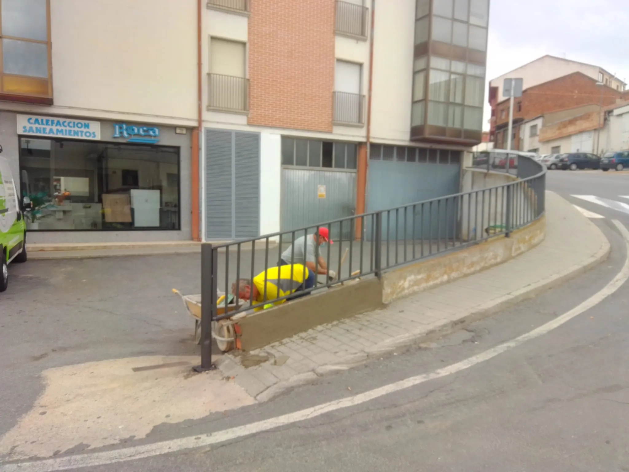Foto 2 - Trabajos de desbroce, pintado y mantenimiento en varios puntos de Alba de Tormes y de sus pedan&iacute;as ...