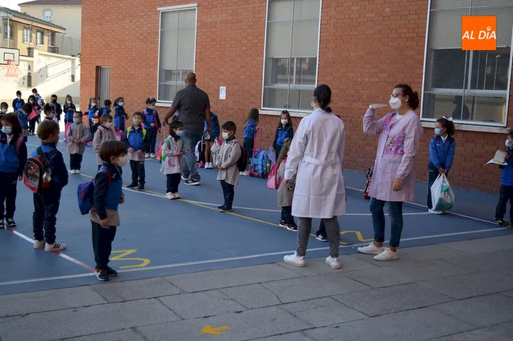 Grupo de alumnos del Colegio Santa Isabel esperan en el patio antes de entrar a las clases / Pedro Zaballos