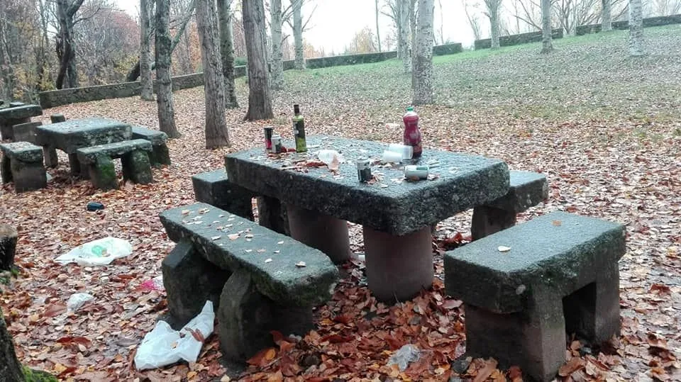 Restos de los botellones del fin de semana en la Fuente del Lobo