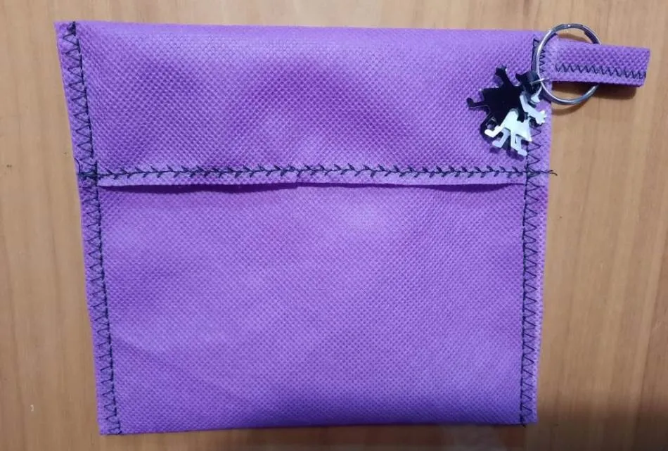 La AMPA del IES Fray Diego vende portamascarillas para ayudar a la Asociación Beatriz de Suabia  