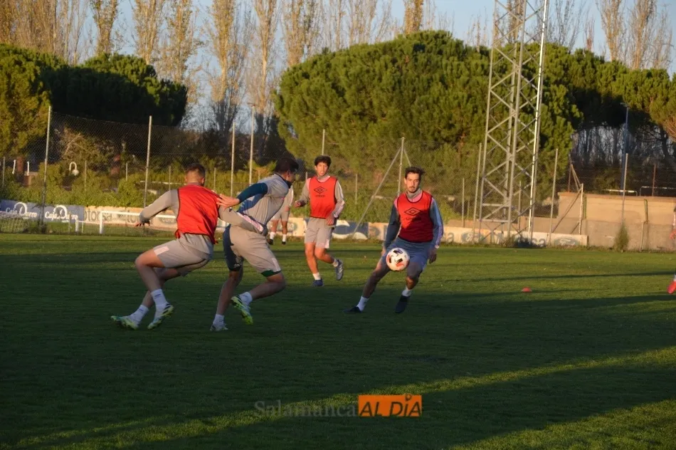 Foto 2 - La intensidad manda en el primer entrenamiento tras el par&oacute;n del&nbsp;Salamanca UDS y la enfermer&iacute;a...