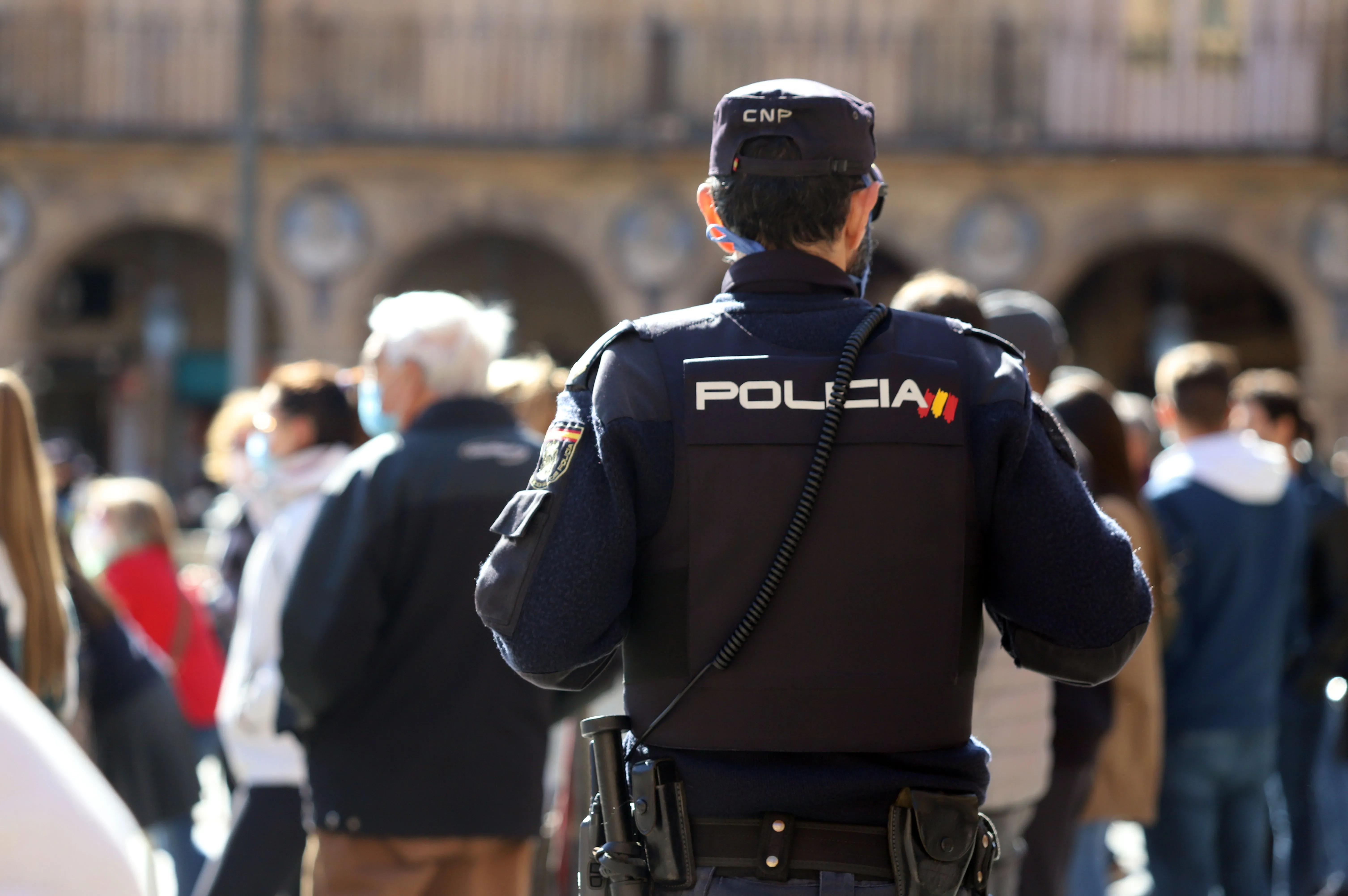 Agente de la Policía Nacional en la Plaza Mayor
