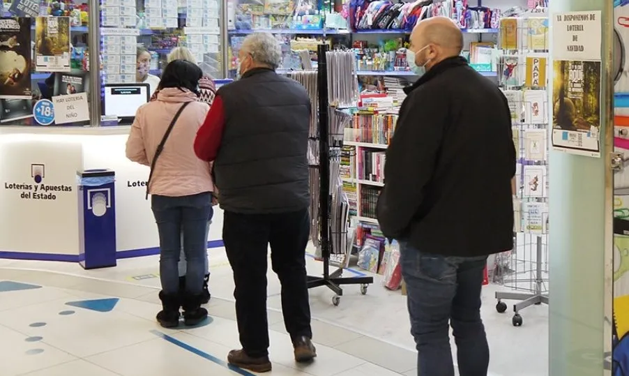 Clientes en el Centro Comercial El Tormes. Foto CC El Tormes