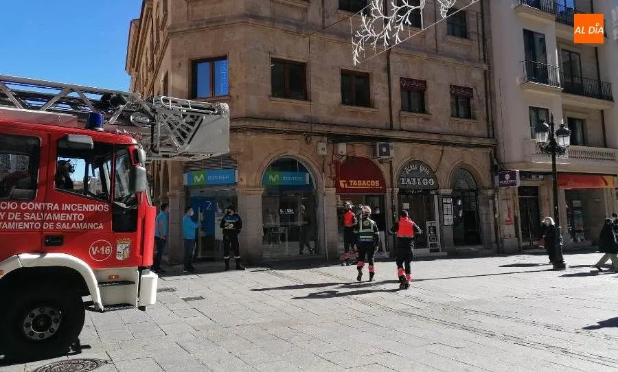 Foto 3 - Intervenci&oacute;n de los Bomberos en la calle Zamora por la ca&iacute;da de un cartel
