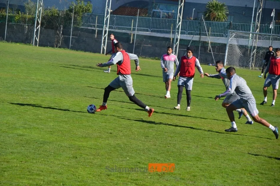 Foto 10 - Egea mueve el avispero en el Salamanca UDS: Sergio Molina entrena como central y DeLorenzi pasa al...