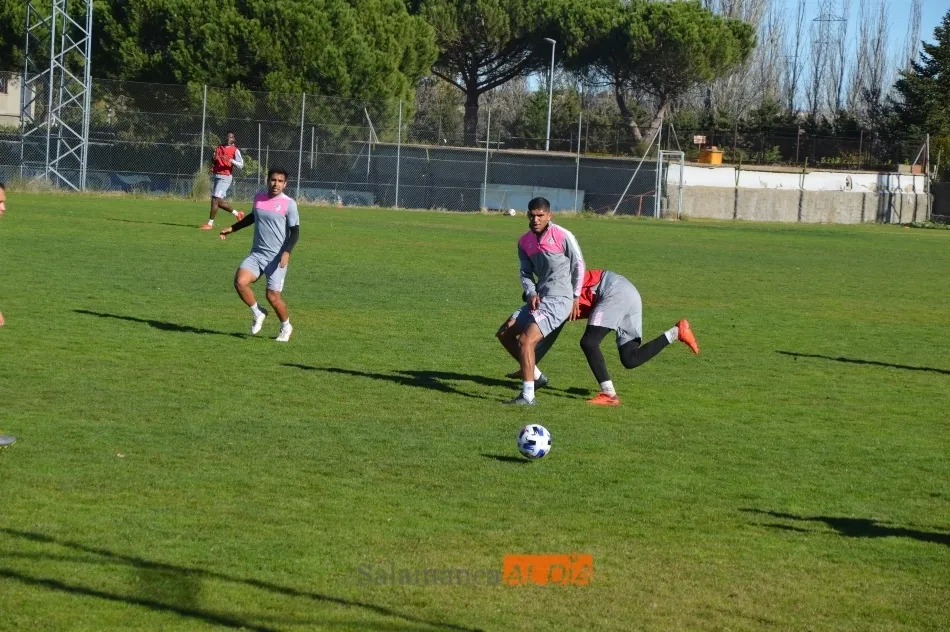 Foto 7 - Egea mueve el avispero en el Salamanca UDS: Sergio Molina entrena como central y DeLorenzi pasa al...