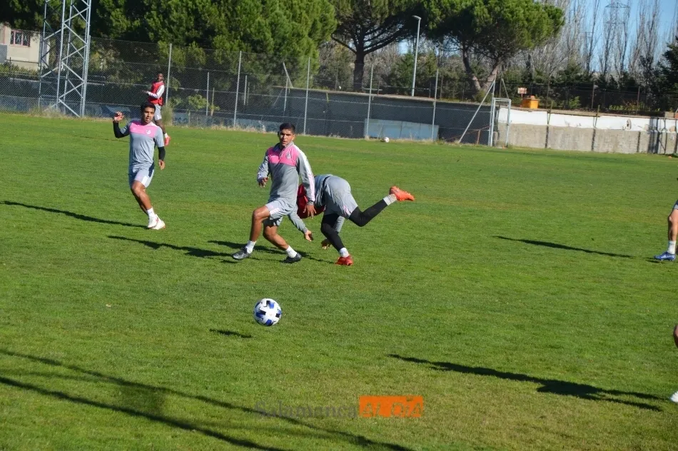 Foto 6 - Egea mueve el avispero en el Salamanca UDS: Sergio Molina entrena como central y DeLorenzi pasa al...