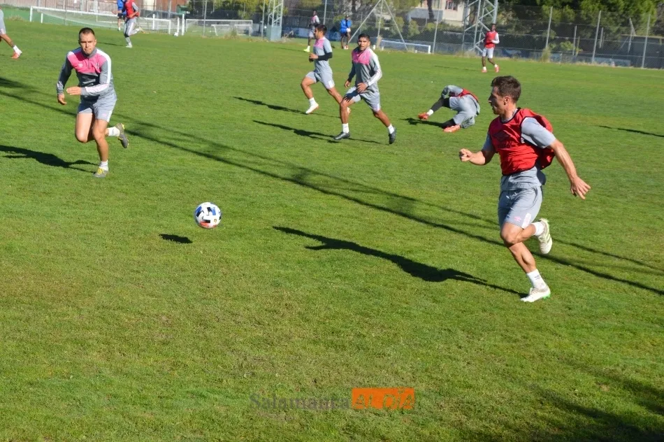 Foto 3 - Egea mueve el avispero en el Salamanca UDS: Sergio Molina entrena como central y DeLorenzi pasa al...