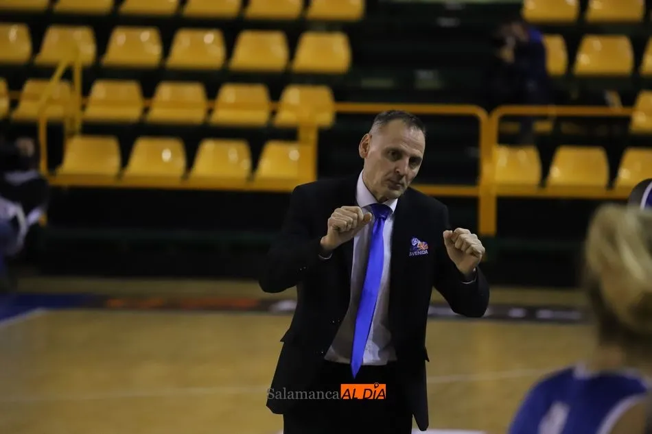 Roberto Íñiguez, durante un partido del Avenida