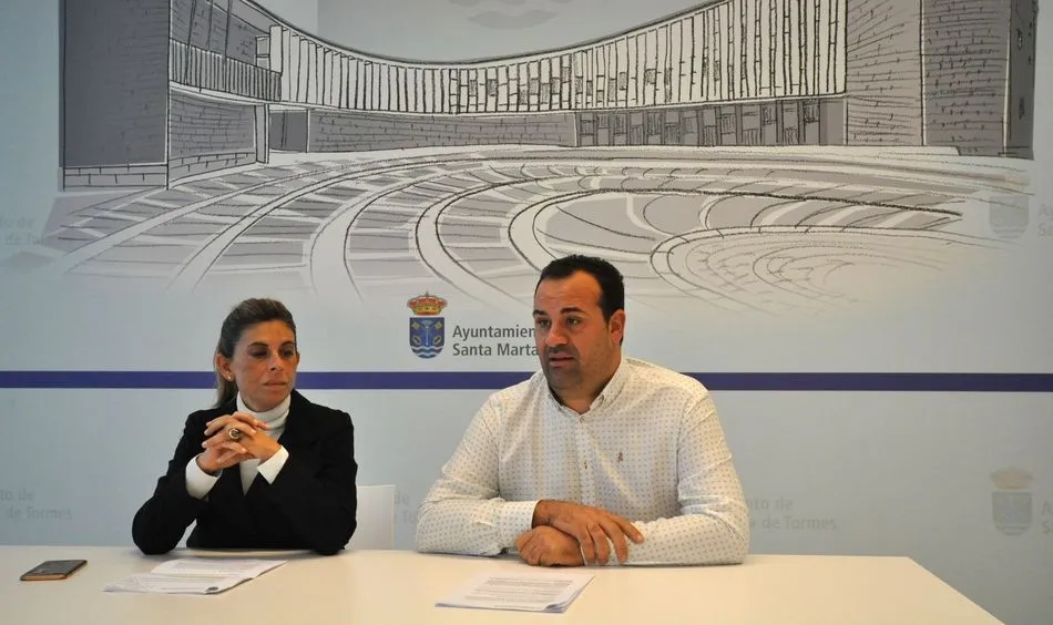 El alcalde, David Mingo, junto a la concejala de Economía y Empleo, Chabela de la Torre