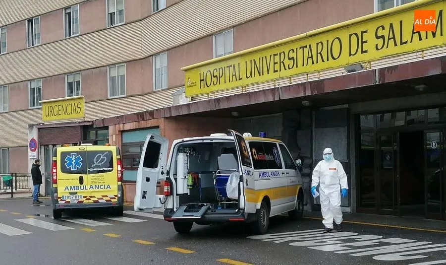 Ambulancias y sanitarios a la entrada del Hospital Clínico Universitario. Foto de archivo