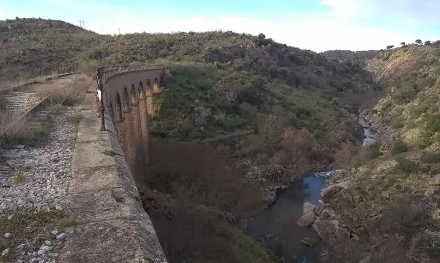Puente abandonado en la línea ferroviaria Plasencia-Astorga. Foto del MOVIMIENTO TREN RUTA DE LA PLATA