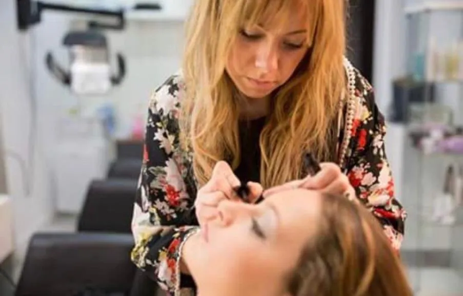 Olaya Martín, presidenta de la nueva Asociación Empresarios de Peluquerías de Salamanca (PESAL), en su establecimiento