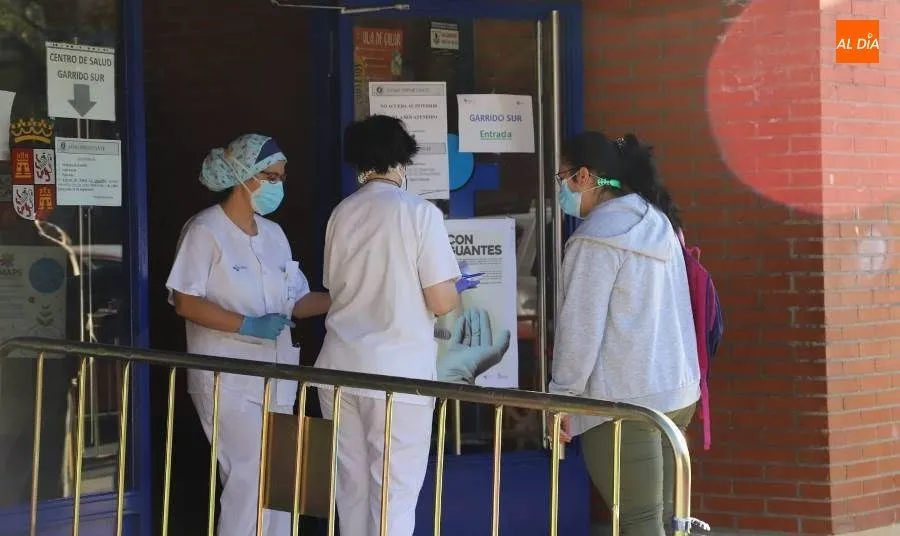 Foto de archivo de sanitarias a la puerta del centro de salud de la Alamedilla