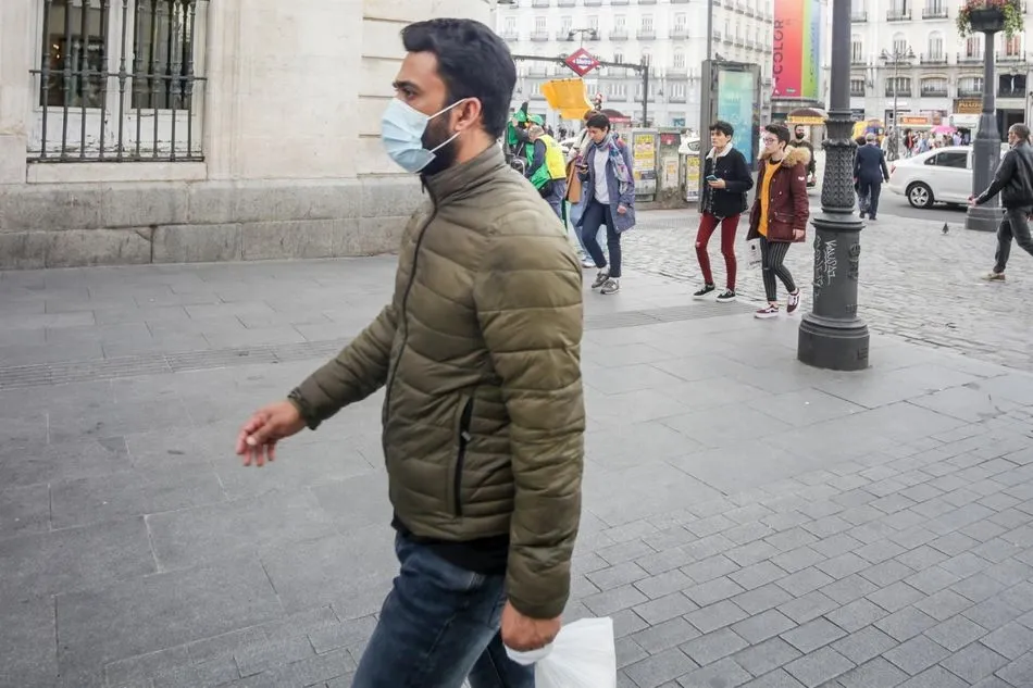 Un hombre con mascarilla para protegerse del Covid-19. Foto: EP