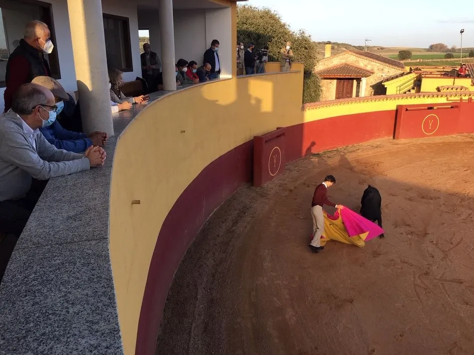 Foto 7 - Visita al tentadero en el que participan alumnos de la Escuela de Tauromaquia de la Diputaci&oacute;n