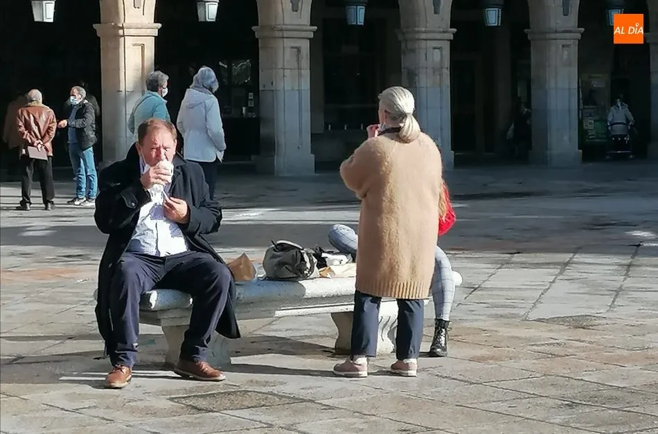 Foto 5 - Caf&eacute; para llevar, la imagen que ya es habitual en las calles de Salamanca