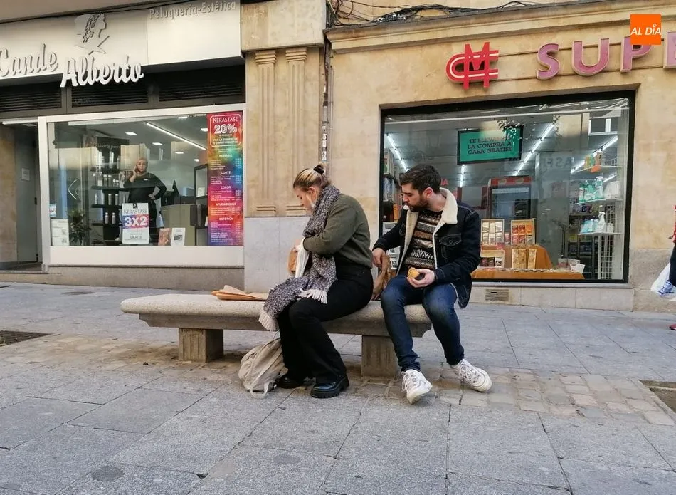 Foto 2 - Caf&eacute; para llevar, la imagen que ya es habitual en las calles de Salamanca