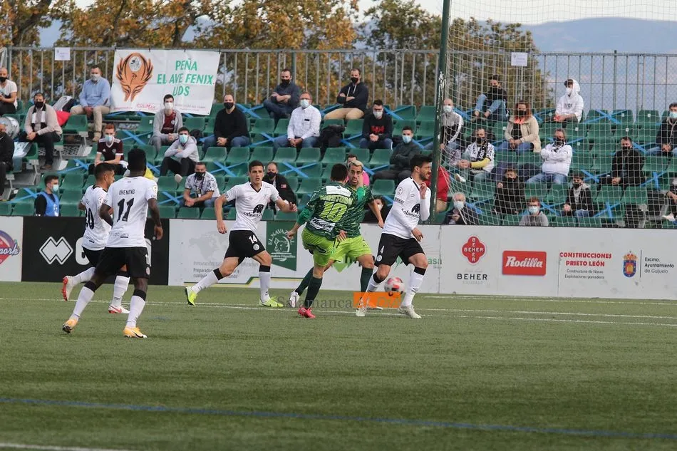 Cristóbal realiza un disparo en el derbi con el Salamanca