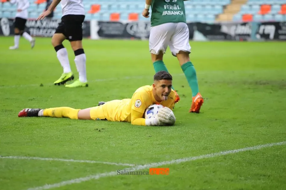 Dani Barbero, aliviado tras blocar el balón, en su debut con el Salamanca UDS