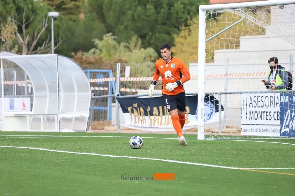 Miguel Serna saca el balón jugado durante un partido de Unionistas