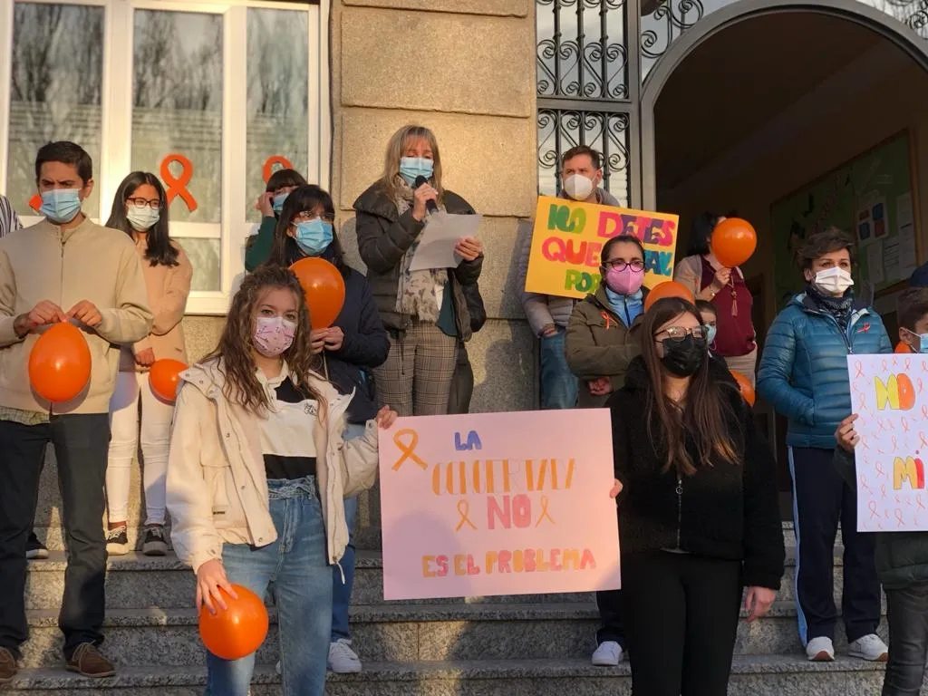 Foto 3 - Familias y docentes del colegio La Encarnaci&oacute;n se manifiestan contra la &lsquo;Ley Cela&aacute;&rsquo; y en...