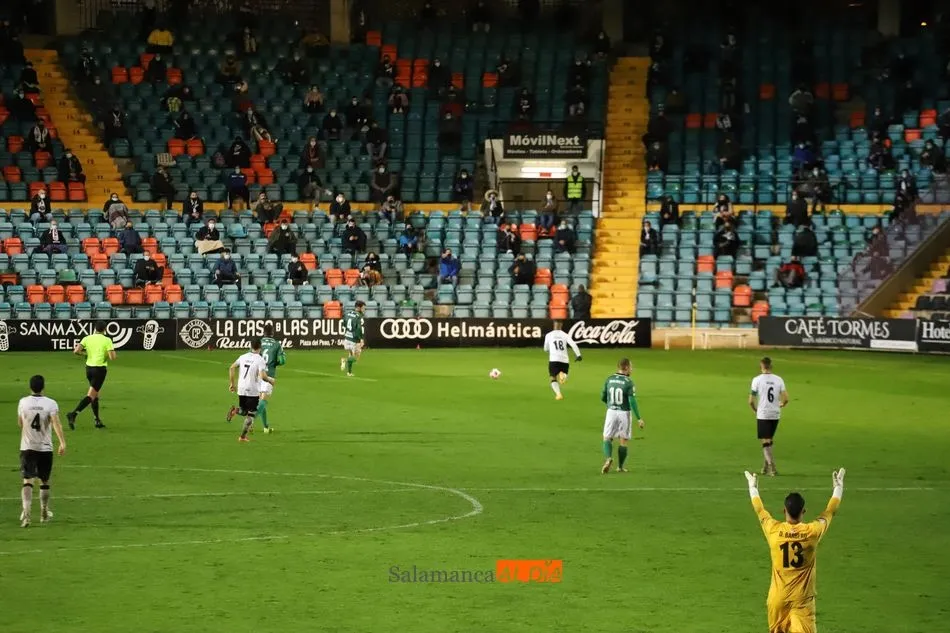 Owen presiona a un rival del Racing de Ferrol y Barbero manda a sus compañeros apretar arriba