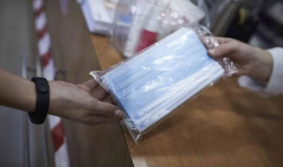 Una farmacéutica enseña un paquete de mascarillas. Foto de Jesús Hellín - Europa Press