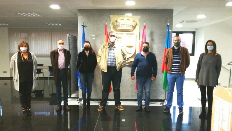 El presidente de la Asociación de Empresarios del Polígono de Los Villares (AEPOV) en una reunión con representantes del Partido Popular del municipio