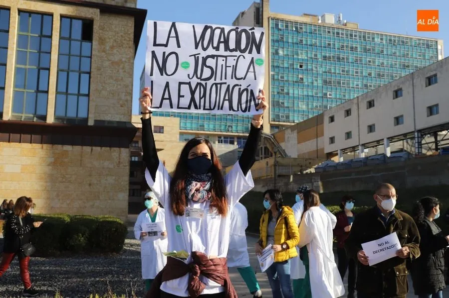 Una de las manifestantes con el lema   ‘La vocación no justifica la explotación’. Foto de Lydia González