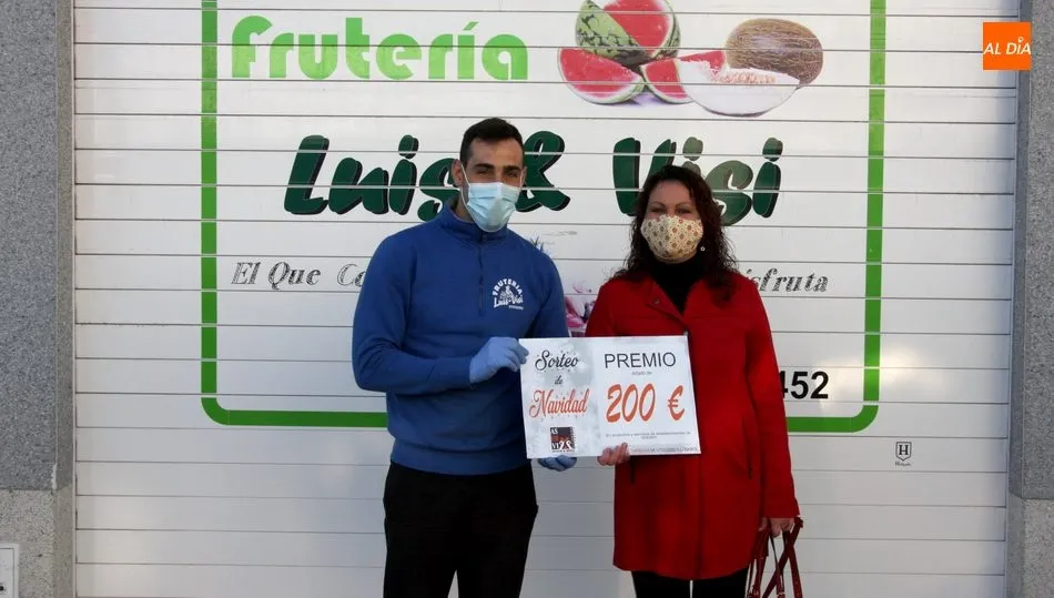Luis Fernández, de Frutería Luis y Visi, entregaba el premio a Rosana Moya