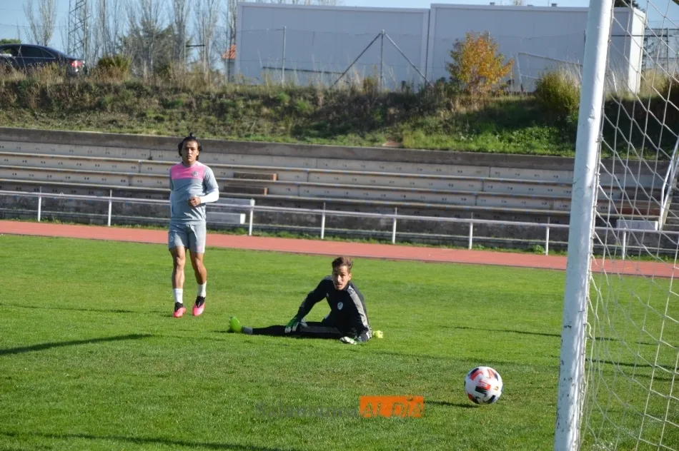 Fernando Monárrez le marca un gol a Javi Jiménez con un tiro pegado al palo / Carlos Cuervo