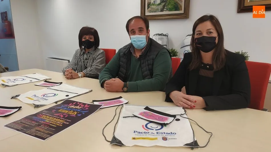 La bibliotecaria Yoana Izquierdo, el alcalde Roberto Martín y la concejala de Cultura María Jesús Moro - KR