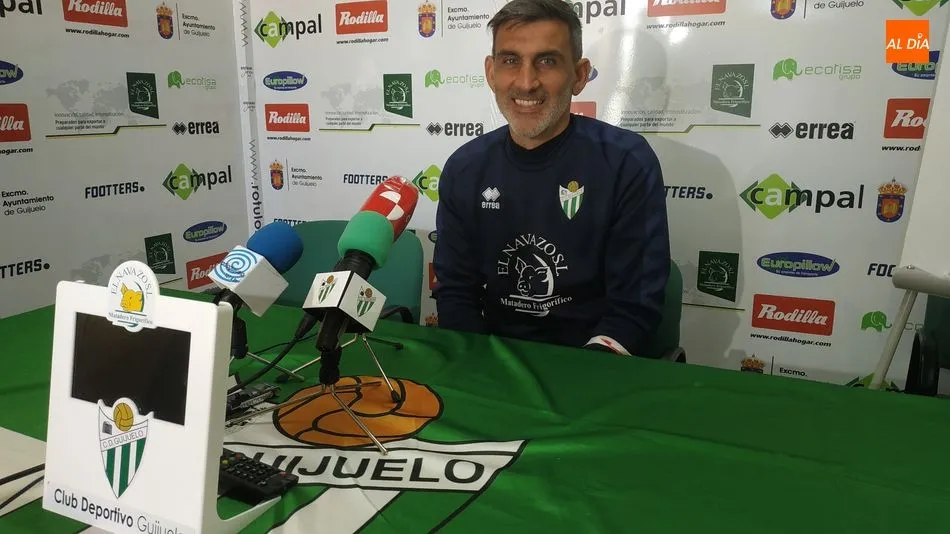 El técnico del Guijuelo, Jacobo Montes, en la rueda de prensa de hoy - KR