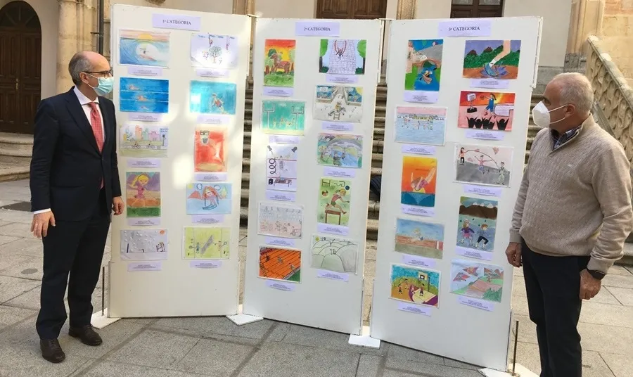 Javier Iglesias, presidente de la Diputación, a la izquierda, junto a los dibujos premiados