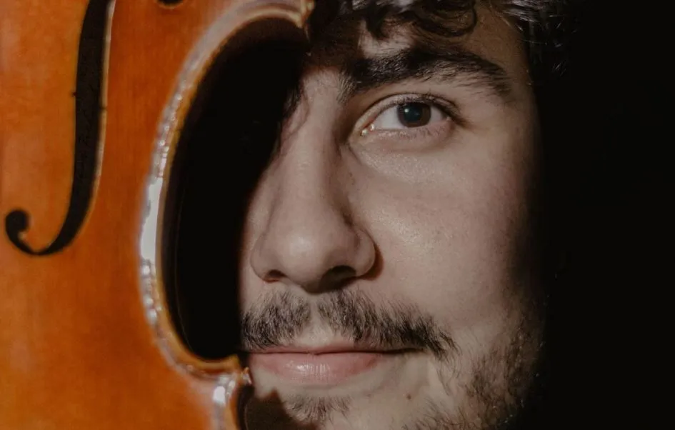 Ignacio Marino (Salamanca, 1998) es un joven violista que comenzó sus estudios musicales a la edad de 6 años