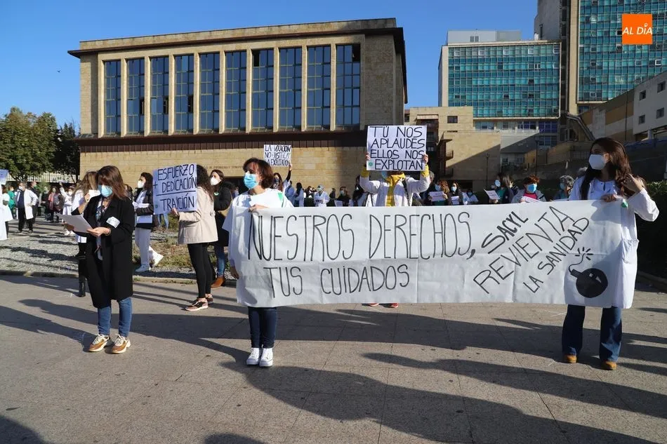 Foto 10 - Protestas de los sanitarios contra el decreto que autoriza traslados,&nbsp;seg&uacute;n disponga la...