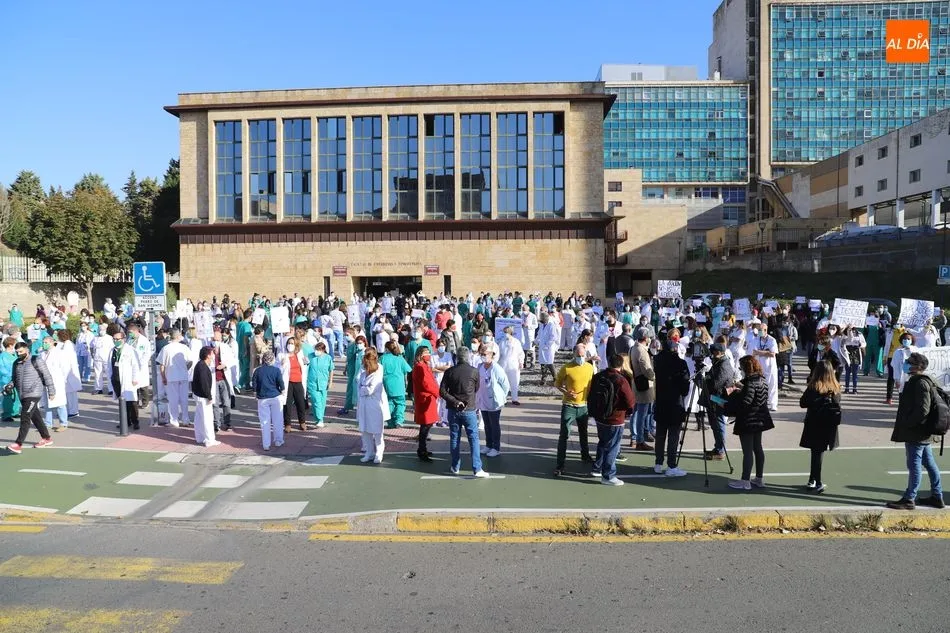 Foto 3 - Protestas de los sanitarios contra el decreto que autoriza traslados,&nbsp;seg&uacute;n disponga la...