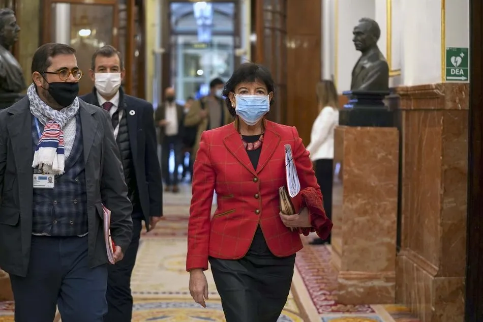 La ministra de Educación y Formación Profesional, Isabel Celaá, camina por un pasillo del Congreso