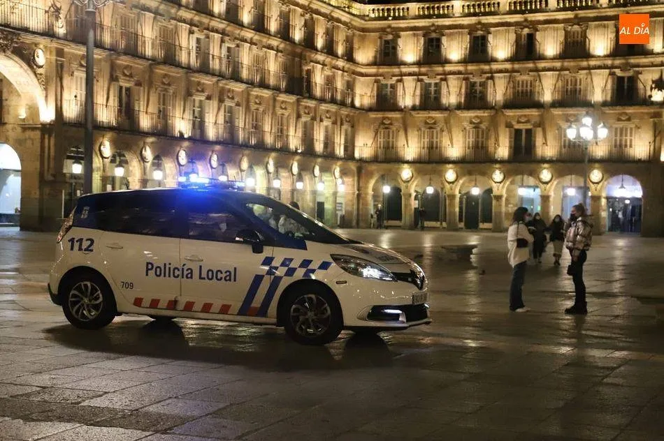 Vehículo de la Policía Local en la Plaza Mayor vigilando el cumplimiento del toque de queda. Foto: Lydia González