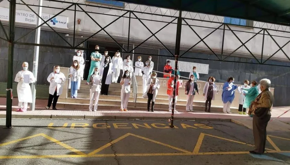 Manifestación del personal sanitario ante las puertas del centro de salud Mª Auxiliadora de Béjar