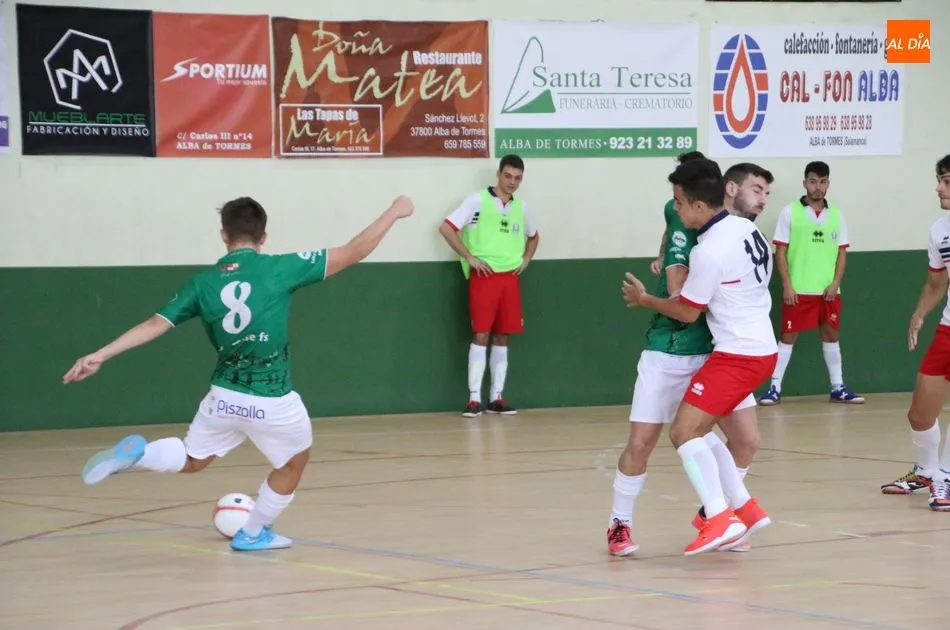 Acción de un encuentro de la pasada campaña entre el Piensos Durán Albense y el Domotec León / Archivo