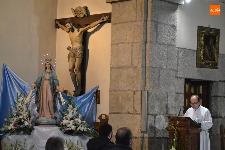 Foto 9 - Arranca la Novena en honor a la Virgen de la Medalla Milagrosa con una gran asistencia de fieles  