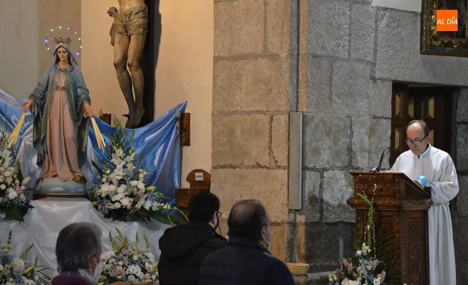 Foto 8 - Arranca la Novena en honor a la Virgen de la Medalla Milagrosa con una gran asistencia de fieles  