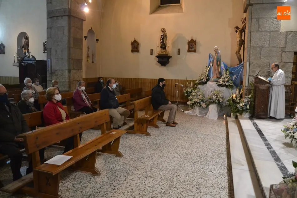Foto 6 - Arranca la Novena en honor a la Virgen de la Medalla Milagrosa con una gran asistencia de fieles  