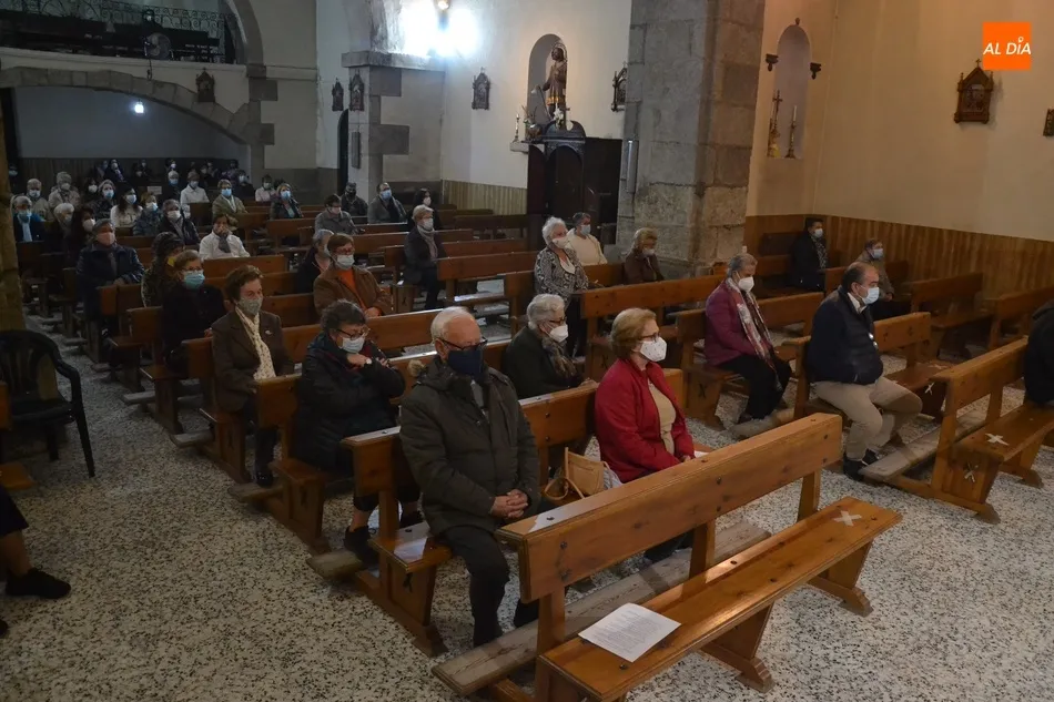 Foto 5 - Arranca la Novena en honor a la Virgen de la Medalla Milagrosa con una gran asistencia de fieles  