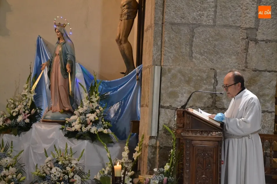 Foto 3 - Arranca la Novena en honor a la Virgen de la Medalla Milagrosa con una gran asistencia de fieles  