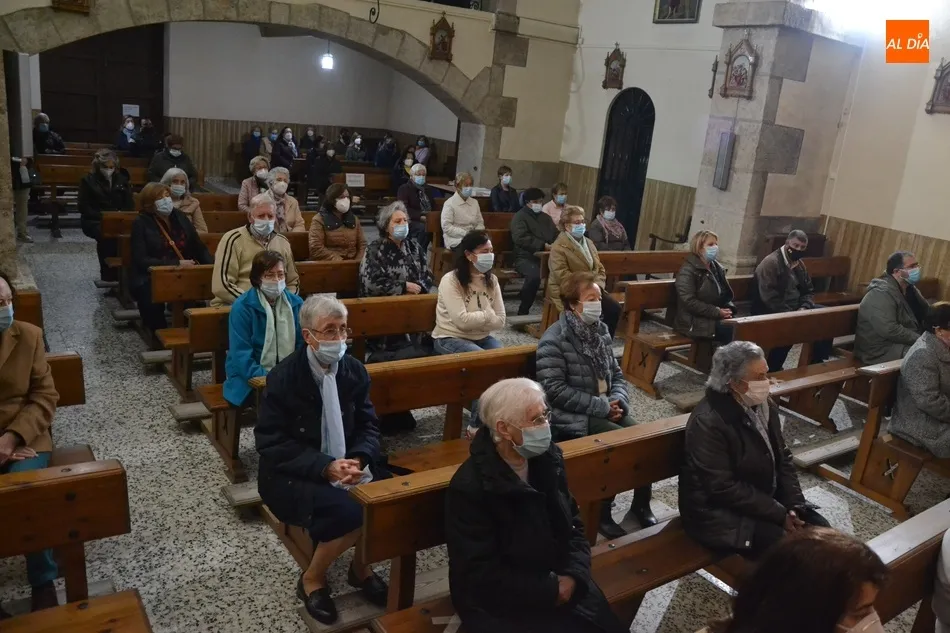 Foto 2 - Arranca la Novena en honor a la Virgen de la Medalla Milagrosa con una gran asistencia de fieles  