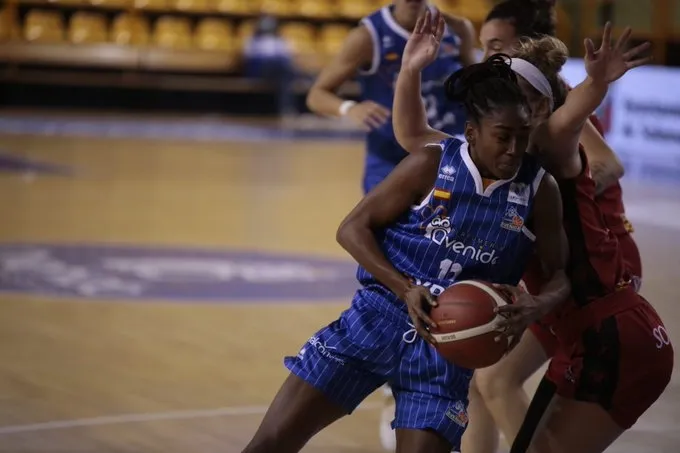 Hayes pelea con una rival por el balón / CB Avenida